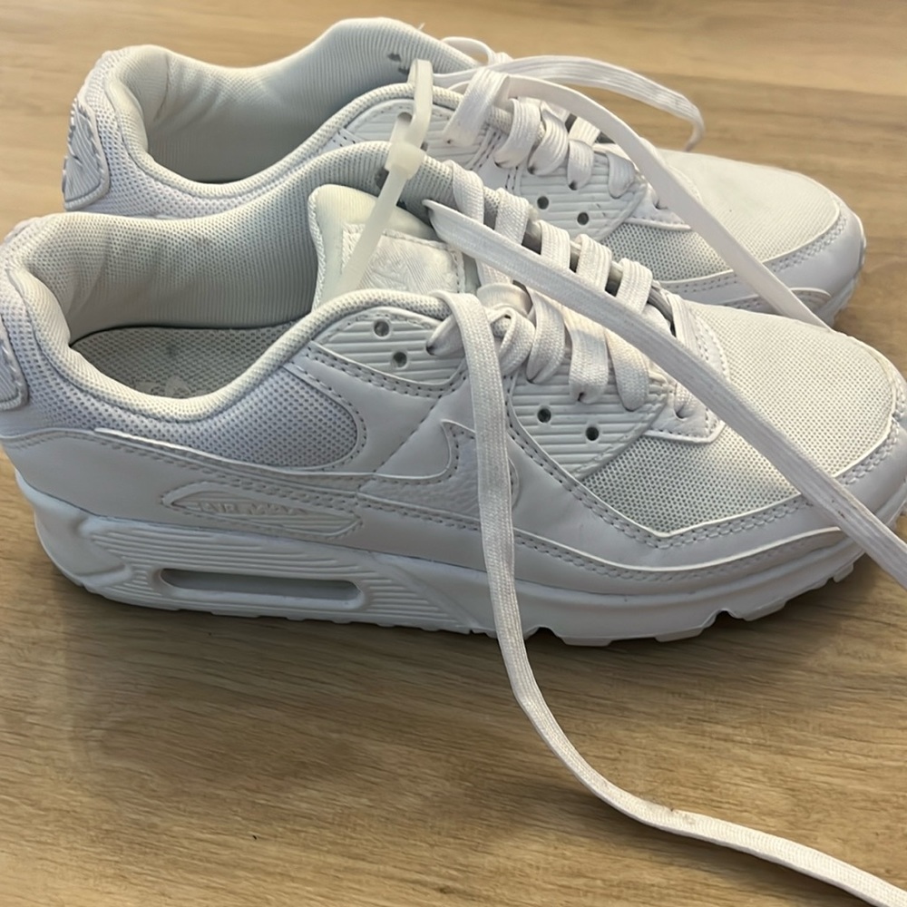 White nike air max size 7